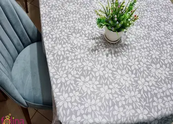 fata de masa gri cu flori albe folina