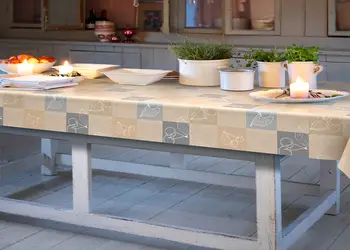 fata de masa impermeabila bej cu patrate si cirese