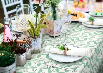 fata de masa impermeabila dcfix cu frunzulite verde pastel