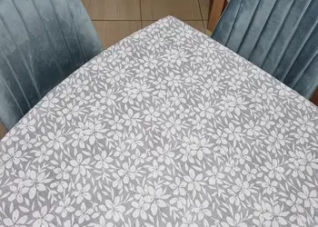 fata de masa gri cu flori albe folina