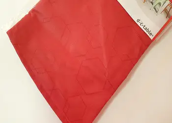 fata de masa rotunda rosie material impermeabil