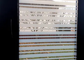 folie geam autoadeziva transparenta cu dungi albe 120 cm latime