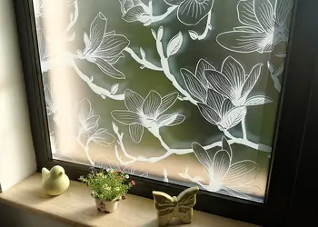 folie geam cu model floral credenza alba