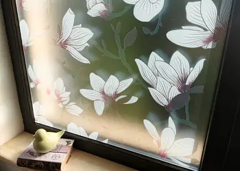 folie geam cu model floral credenza bej