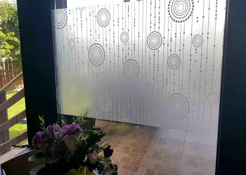 folie geam sablare cu model geometric alb folina