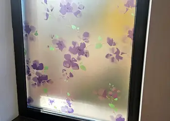 folie geam mat cu model flori mov