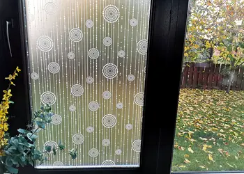 folie geam sablare cu model geometric alb folina