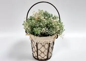 galetusa decorativa cu plante artificiale verzi pastel