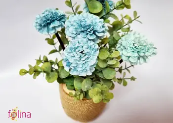 decoratiune cu flori artificiale albastre