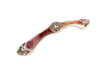 maner mobila auriu cu detalii maro si cristale