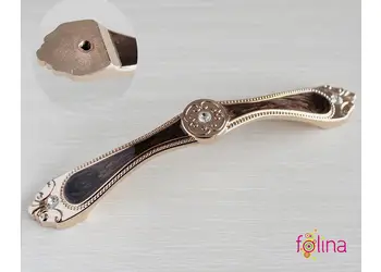 maner mobila auriu cu detalii maro inchis si cristale