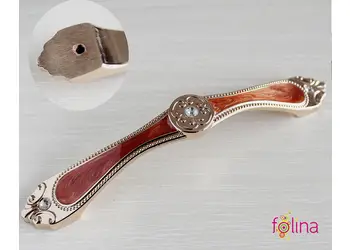 maner mobila auriu cu detalii maro si cristale