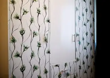 autocolant decorativ folina alb cu model floral verde 100 cm latime