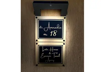 Placuta adresa model modern din bond argintiu sau auriu s1