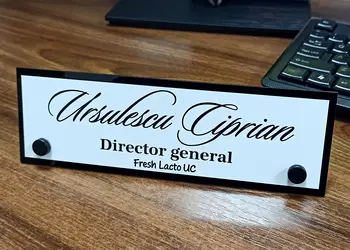 placuta pentru birou model din doua straturi text personalizat uv s00