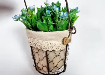 galetusa decorativa cu plante artificiale verzi si albastre