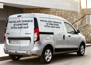 sticker firma personalizat cu litere sau logo reclama pe masina ta 3 randuri s1