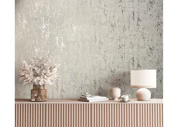 tapet bej nisipiu cu detalii metalice argintii marburg city romance