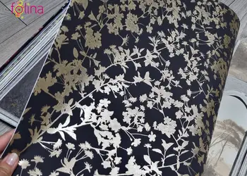 tapet negru cu flori aurii