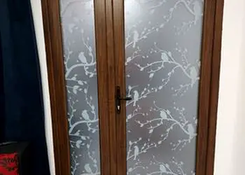 folie sablare geam pasari pe crengi model alb 6909