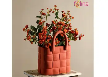 vaza ceramica in forma de geanta maro teracota