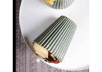 vaza ceramica cu detalii aurii 19 cm inaltime