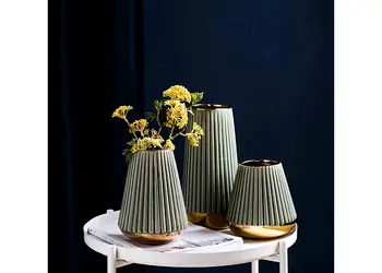 vaza din ceramica verde cu detalii aurii