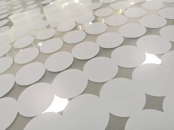 Autocolant transparent cu buline albe model uv 221 3