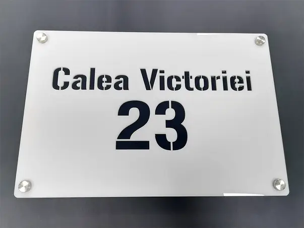Placuta adresa 3D din acril alb si negru 2