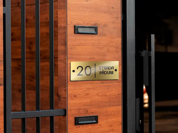 Placuta adresa model auriu modern 2