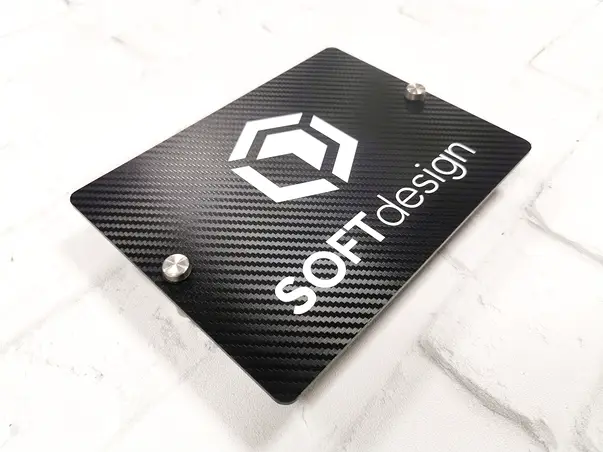 Placuta adresa model carbon 3D pe suport de plexiglass cu text personalizat din vinil 4