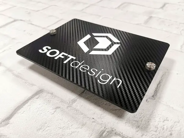 Placuta adresa model carbon 3D pe suport de plexiglass cu text personalizat din vinil 5