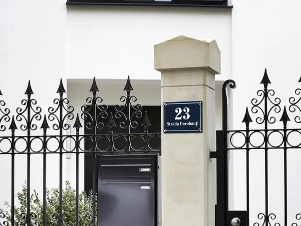 Placuta adresa model clasic bond opt 8 variante de culori text personalizat s5