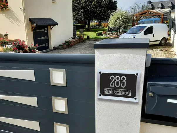 Placuta adresa model contemporan din bond argintiu sau auriu s5