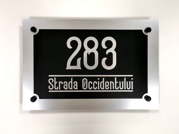 Placuta adresa model contemporan din bond argintiu sau auriu s8