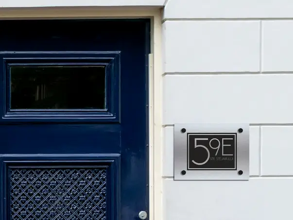 Placuta adresa model modern din bond argintiu sau auriu s3