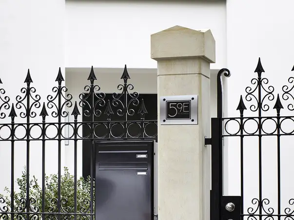 Placuta adresa model modern din bond argintiu sau auriu s4