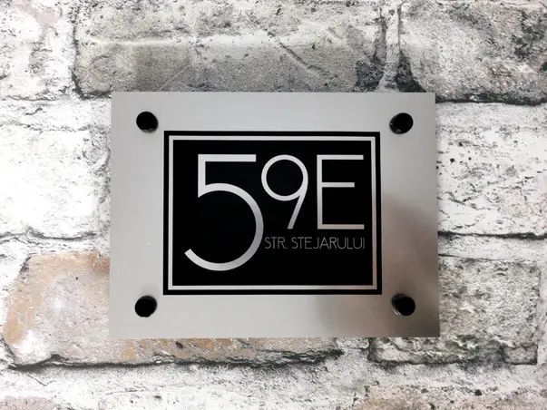 Placuta adresa model modern din bond argintiu sau auriu s7