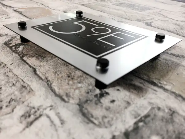 Placuta adresa model modern din bond argintiu sau auriu s9