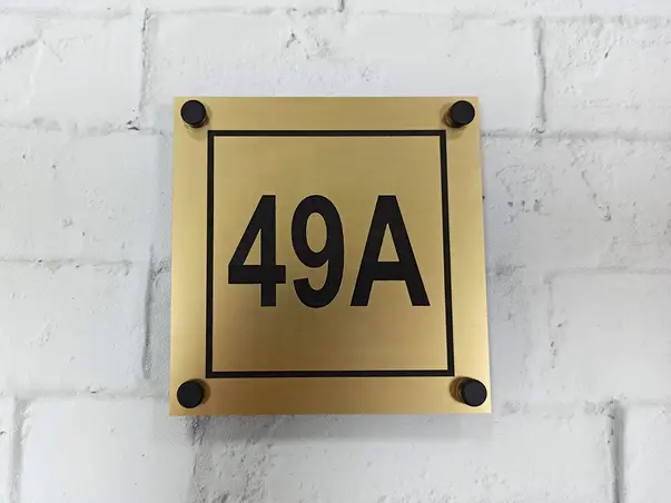 Placuta numar casa din bond auriu personalizata cu 4 distantiere incluse gravat simulare 1