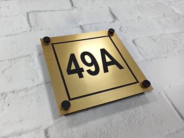 Placuta numar casa din bond auriu personalizata cu 4 distantiere incluse gravat simulare 2