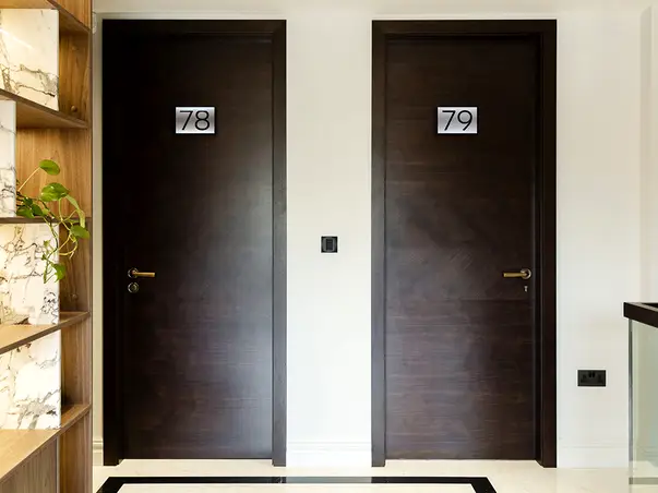 Placute numerice pentru usi vestiare dulapuri sertare gravate personalizate multe culori s8