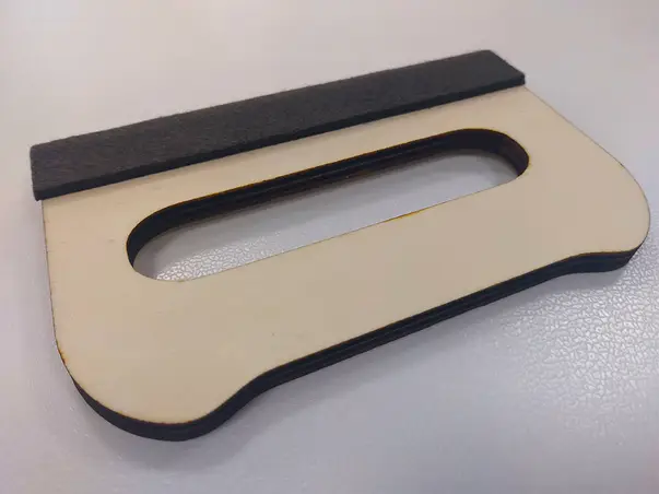 Racleta din lemn cu margine din pasla 1