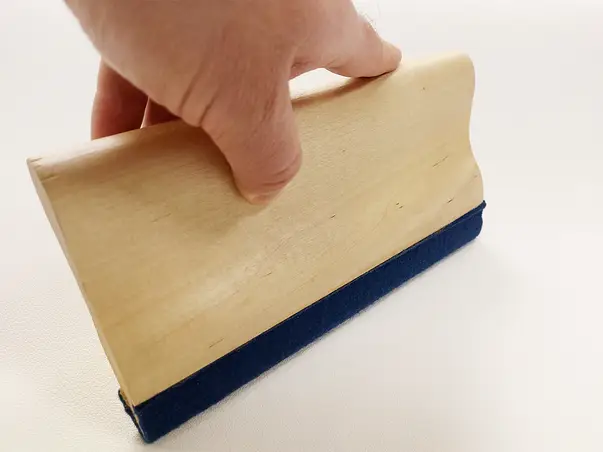 Racleta mare din lemn cu margine din pasla 1