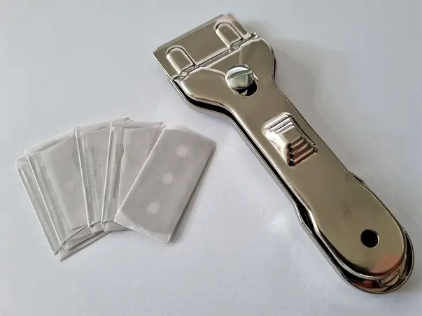 Razuitor din metal cu 5 rezerve 1