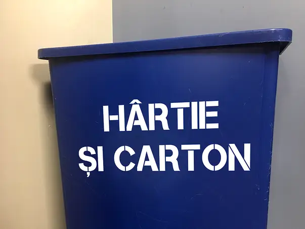 Sablon reutilizabil cu marcaj Hartie si carton pentru colectarea selectiva a deseurilor s5