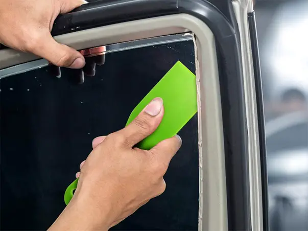 Spatula pentru curatarea adezivului sau racletarea partilor curbate 3