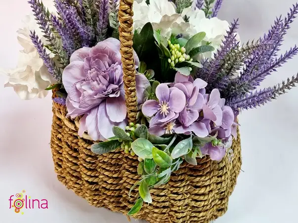 aranjament cu flori arificiale lila in cos decorativ impletit