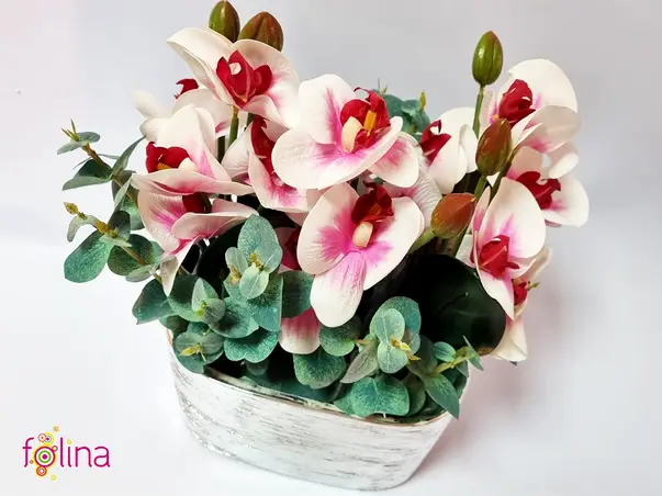 aranjament cu orhidee si eucalipt in vas argintiu