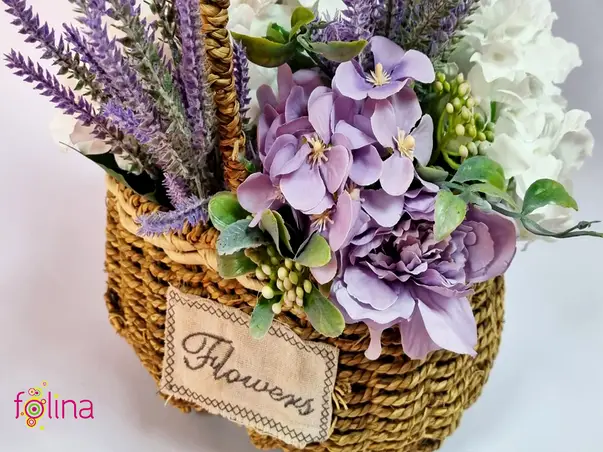 aranjament flori arificiale lila in cos decorativ impletit